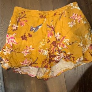 Floral linen shorts. Cute!!